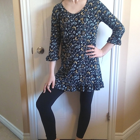 NWT Yest Tunic Black Floral with Ruffle 3/4 sleeves and hem size 4 - Picture 1 of 6